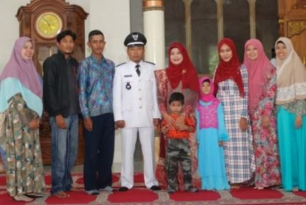 Foto bersama aparatur gampong